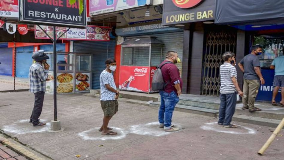 Guidelines of liquor sale in Tamil Nadu: Customers should be given tokens to buy liquor. No tokens will be distributed after 4 pm Guidelines of liquor sale in Tamil Nadu: Customers should be given tokens to buy liquor. No tokens will be distributed after 4 pm