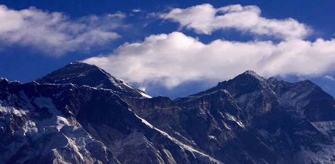 Mount Everest is located in the collision and compression zone between the edges of the Indian plate and the Eurasian plate, where crustal movement is very active Mount Everest is located in the collision and compression zone between the edges of the Indian plate and the Eurasian plate, where crustal movement is very active