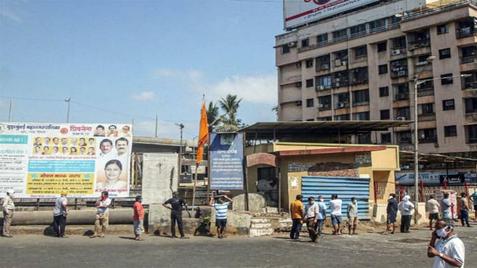 Coronavirus update in Mumbai: During the curfew-period in Mumbai, residents will only be allowed to step out of their houses to buy essential commodities between 7 am and 8 pm, but will have to follow social distancing norms Coronavirus update in Mumbai: During the curfew-period in Mumbai, residents will only be allowed to step out of their houses to buy essential commodities between 7 am and 8 pm, but will have to follow social distancing norms