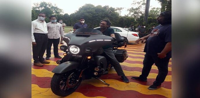 CJI SA Bobde riding Harley Davidson CVO 2020 CJI SA Bobde riding Harley Davidson CVO 2020