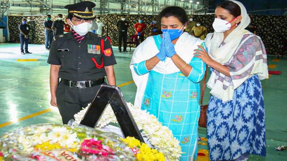 Santoshi Babu pays her respects to mortal remains of martyr Colonel Santosh Babu, who was among 20 soldiers killed during a clash with Chinese troops. Santoshi Babu pays her respects to mortal remains of martyr Colonel Santosh Babu, who was among 20 soldiers killed during a clash with Chinese troops.