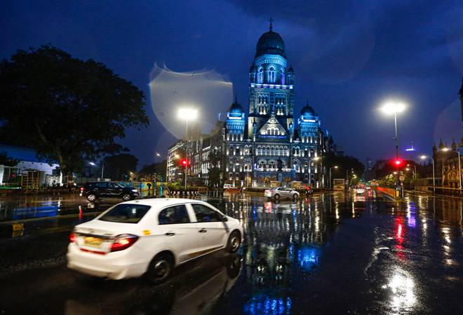 According to the IMD, cyclone Nisarga will make landfall in Maharashtra, and its adjoining states in the form of a severe cyclonic storm on Wednesday afternoon According to the IMD, cyclone Nisarga will make landfall in Maharashtra, and its adjoining states in the form of a severe cyclonic storm on Wednesday afternoon