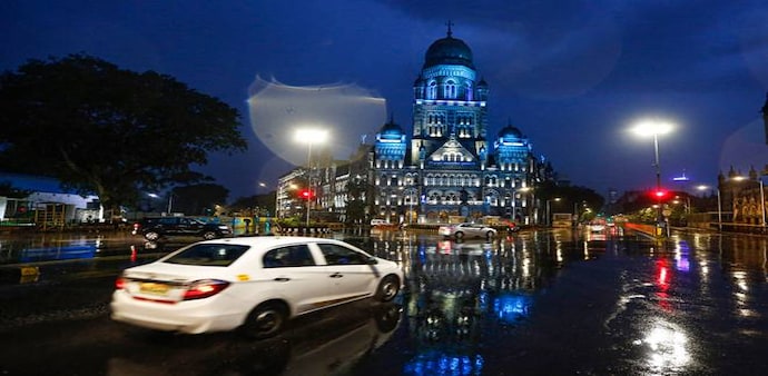 According to the IMD, cyclone Nisarga will make landfall in Maharashtra, and its adjoining states in the form of a severe cyclonic storm on Wednesday afternoon According to the IMD, cyclone Nisarga will make landfall in Maharashtra, and its adjoining states in the form of a severe cyclonic storm on Wednesday afternoon