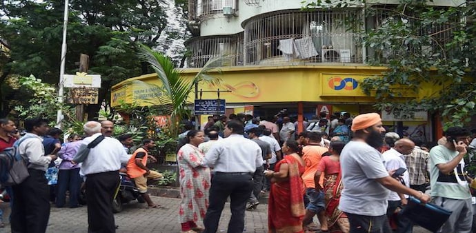 PMC Bank crisis: Withdrawal limit increased to Rs 1 lakh PMC Bank crisis: Withdrawal limit increased to Rs 1 lakh