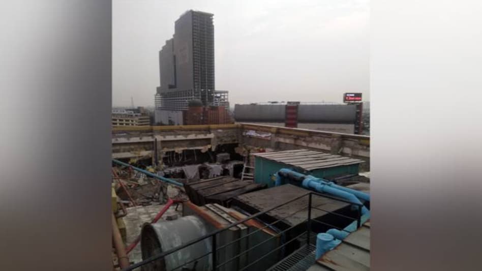 DLF Mall of India roof collapsing video DLF Mall of India roof collapsing video