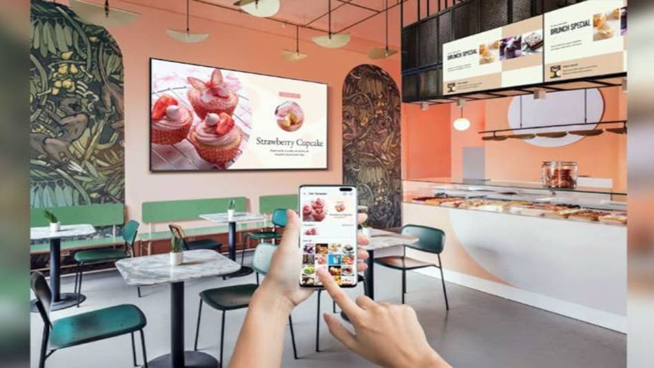 The TV support Samsung Business TV app, which allows users to remotely manage and control the content through their smartphone The TV support Samsung Business TV app, which allows users to remotely manage and control the content through their smartphone