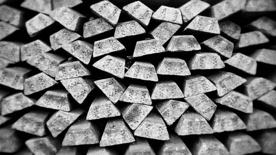 Spot silver futures in global markets climbed as much as 7.2% to $22.8366 an ounce, the highest since 2013 Spot silver futures in global markets climbed as much as 7.2% to $22.8366 an ounce, the highest since 2013