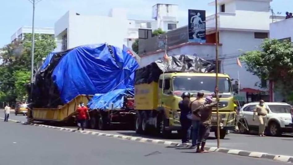 Because of its extremely huge size and the storage space it needs, the truck could not move more than 5 kilometres per day Because of its extremely huge size and the storage space it needs, the truck could not move more than 5 kilometres per day