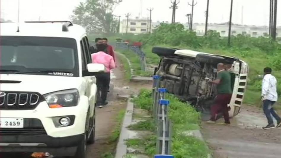 One of the vehicles of the convoy of Uttar Pradesh Special Task Force (STF) that was bringing back #VikasDubey from Madhya Pradesh to Kanpur overturns. One of the vehicles of the convoy of Uttar Pradesh Special Task Force (STF) that was bringing back #VikasDubey from Madhya Pradesh to Kanpur overturns.