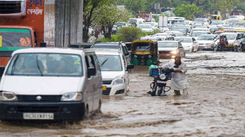 Delhi waterlogging today: Waterlogging has been reported from many places like Baraf Khana, MB Road at Pul Pehlad Pur, Mayur Vihar Phase 3 in Delhi and also Gautam Buddh Nagar in Noida Delhi waterlogging today: Waterlogging has been reported from many places like Baraf Khana, MB Road at Pul Pehlad Pur, Mayur Vihar Phase 3 in Delhi and also Gautam Buddh Nagar in Noida