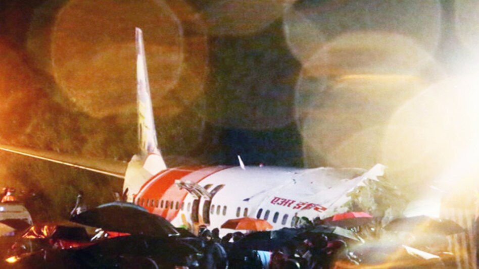 The B737 plane fell into a valley 35 feet below and broke into pieces, killing 18 people, including both the pilots The B737 plane fell into a valley 35 feet below and broke into pieces, killing 18 people, including both the pilots