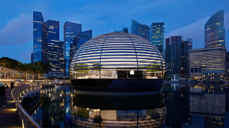 The Apple store opened its first floating retail store in Singapore's Marina Bay Sands on Thursday, September 10 The Apple store opened its first floating retail store in Singapore's Marina Bay Sands on Thursday, September 10
