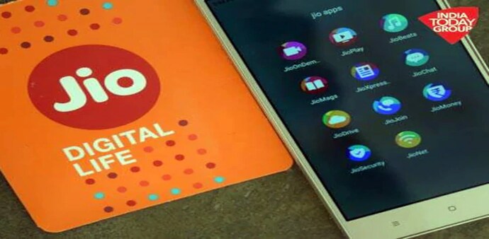 Jio is currently using 800 MHz band of bankrupt company RCom to provide 4G services Jio is currently using 800 MHz band of bankrupt company RCom to provide 4G services