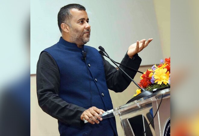 Chetan Bhagat lambasted trolls attacking Tanishq (Photo credit: Chetan Bhagat/ Facebook) Chetan Bhagat lambasted trolls attacking Tanishq (Photo credit: Chetan Bhagat/ Facebook)