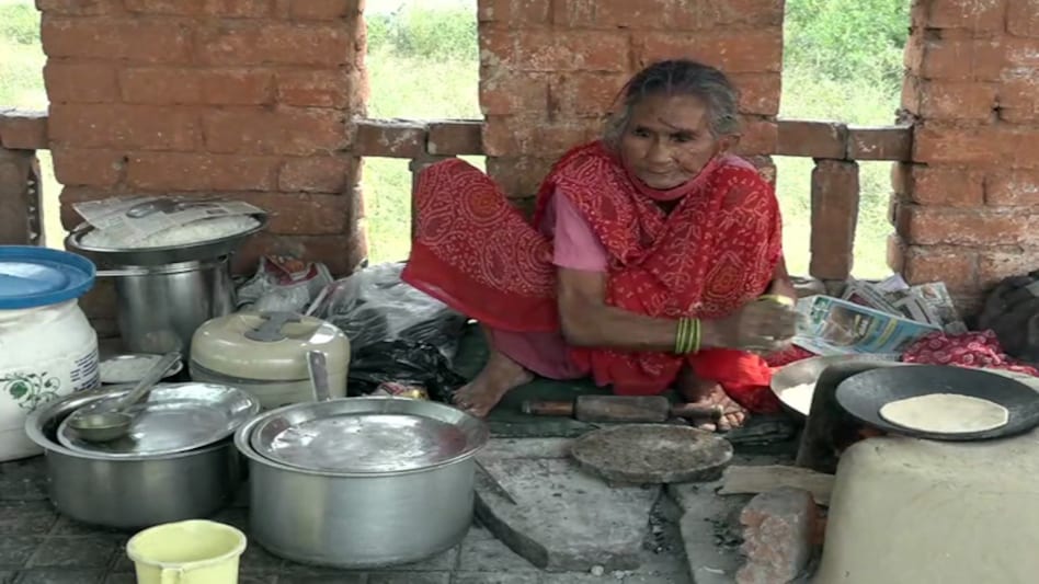 Rotiwali Amma: Amma's special 'thali' that includes pulses, vegetables, rice and roti for just Rs 20 is barely finding any takers amid the pandemic Rotiwali Amma: Amma's special 'thali' that includes pulses, vegetables, rice and roti for just Rs 20 is barely finding any takers amid the pandemic
