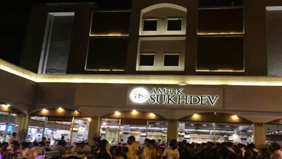 A restaurant staff said that at least five customers reached the dhaba at 5 pm yesterday A restaurant staff said that at least five customers reached the dhaba at 5 pm yesterday