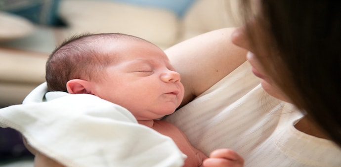 According to doctors from New York-Presbyterian/Columbia University, transmission of the new coronavirus from mothers to newborns is rare According to doctors from New York-Presbyterian/Columbia University, transmission of the new coronavirus from mothers to newborns is rare