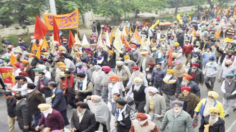 Farmers protests in Delhi today: Punjab farmers, who are representing more than 30 farmers' organisations and protesting against recently passed farm laws, have demanded that new farm laws should be repealed and replaced with another set of legislations Farmers protests in Delhi today: Punjab farmers, who are representing more than 30 farmers' organisations and protesting against recently passed farm laws, have demanded that new farm laws should be repealed and replaced with another set of legislations
