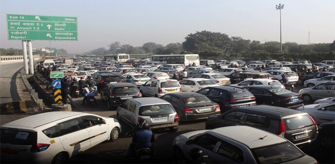 Big traffic jam due to police barricading and checking to stop farmers coming to Delhi, at Gurugram-Delhi border in Gurugram Big traffic jam due to police barricading and checking to stop farmers coming to Delhi, at Gurugram-Delhi border in Gurugram