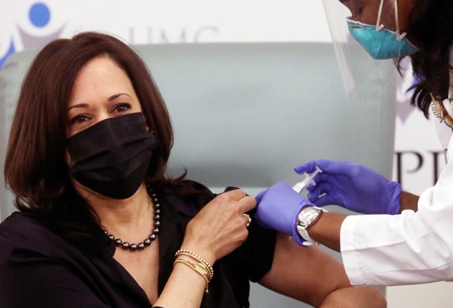 Kamala Harris COVID-19 vaccine: After receiving the injection in her upper left arm, she said, "I barely felt it" Kamala Harris COVID-19 vaccine: After receiving the injection in her upper left arm, she said, "I barely felt it"