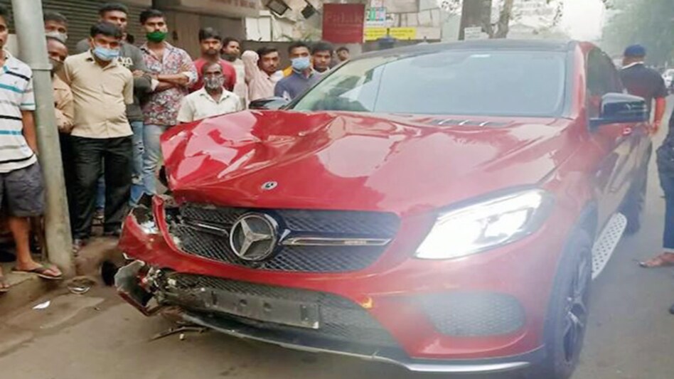 The red Mercedes was seen damaged from the front The red Mercedes was seen damaged from the front