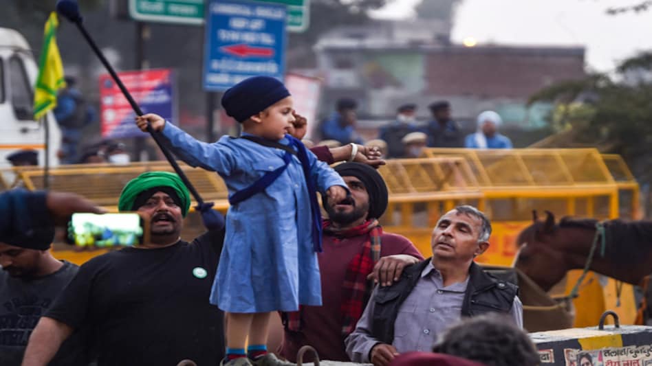 Bharat Bandh: A young Sikh boy at Singhu border during farmers agitation. Bharat Bandh: A young Sikh boy at Singhu border during farmers agitation.