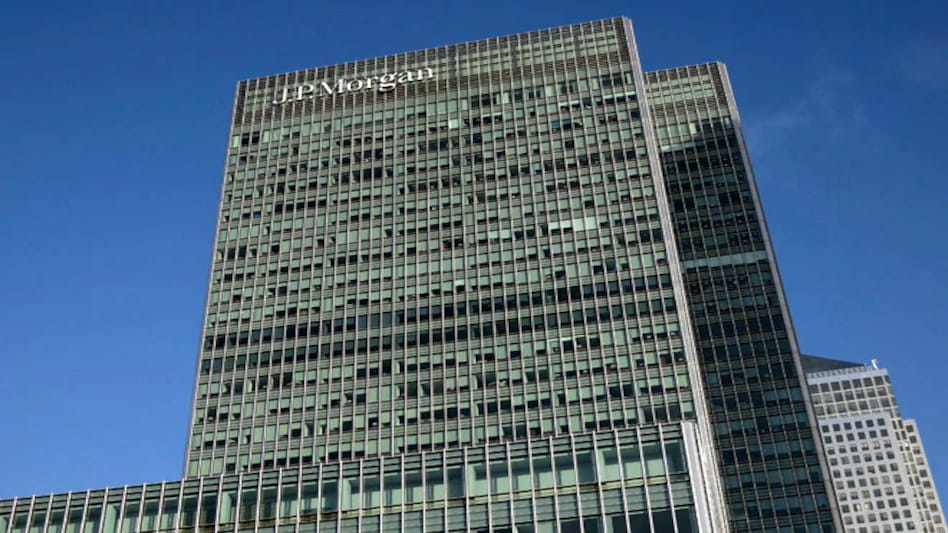 JPMorgan likely to hold some staff salaries, raise trader bonuses JPMorgan likely to hold some staff salaries, raise trader bonuses