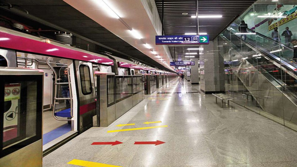 Delhi Metro's current operational network spans about 390 km with 285 stations across 11 corridors (including NOIDA Greater NOIDA line) Delhi Metro's current operational network spans about 390 km with 285 stations across 11 corridors (including NOIDA Greater NOIDA line)