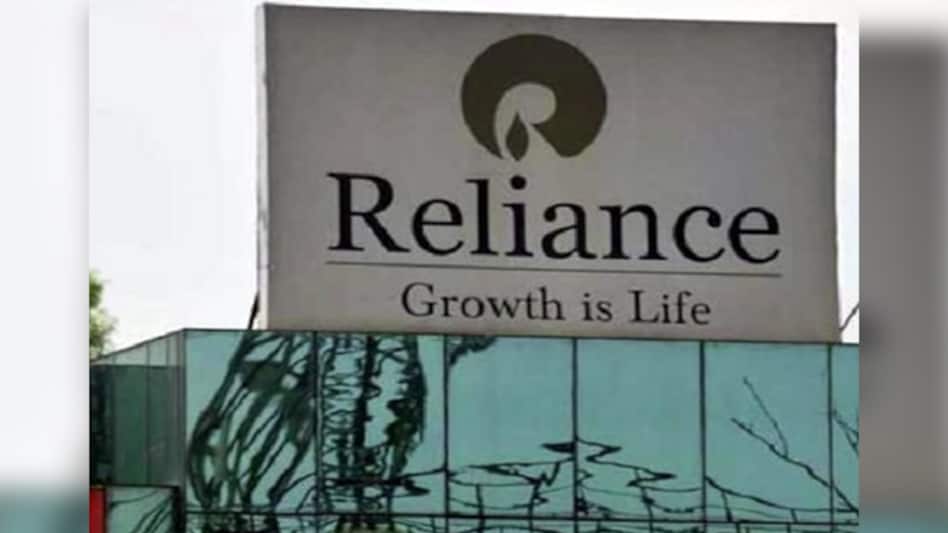 Reliance Industries stock closed 2.58% higher at Rs 1,993 on BSE. Market capitalisation of the firm rose to Rs 12,64,021.09 crore Reliance Industries stock closed 2.58% higher at Rs 1,993 on BSE. Market capitalisation of the firm rose to Rs 12,64,021.09 crore