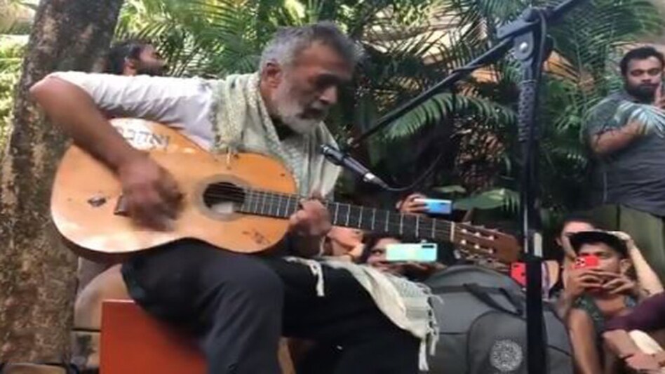 Lucky Ali songs: The video of the performance shared by actress Nafisa Ali Sodhi features a 62-year-old Ali in casuals and singing O Sanam Lucky Ali songs: The video of the performance shared by actress Nafisa Ali Sodhi features a 62-year-old Ali in casuals and singing O Sanam