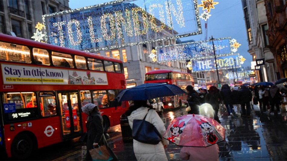 People hold umbrellas as they walk, following the outbreak of the coronavirus disease (COVID-19), in London, Britain December 16, 2020. (REUTERS) People hold umbrellas as they walk, following the outbreak of the coronavirus disease (COVID-19), in London, Britain December 16, 2020. (REUTERS)