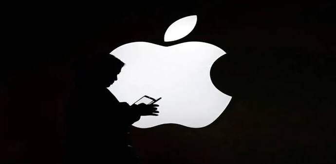 Apple shares rose 85% over the previous year, versus 46% for the Nasdaq 100, of which it is a component Apple shares rose 85% over the previous year, versus 46% for the Nasdaq 100, of which it is a component