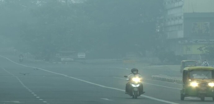 Delhi weather today: Very dense fog was reported today in areas like Palam and Safdarjung that led to zero meters visibility Delhi weather today: Very dense fog was reported today in areas like Palam and Safdarjung that led to zero meters visibility