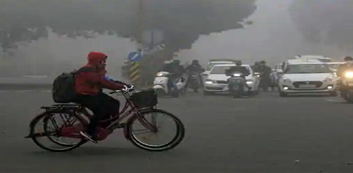Dense fog covers Delhi, NCR region Dense fog covers Delhi, NCR region