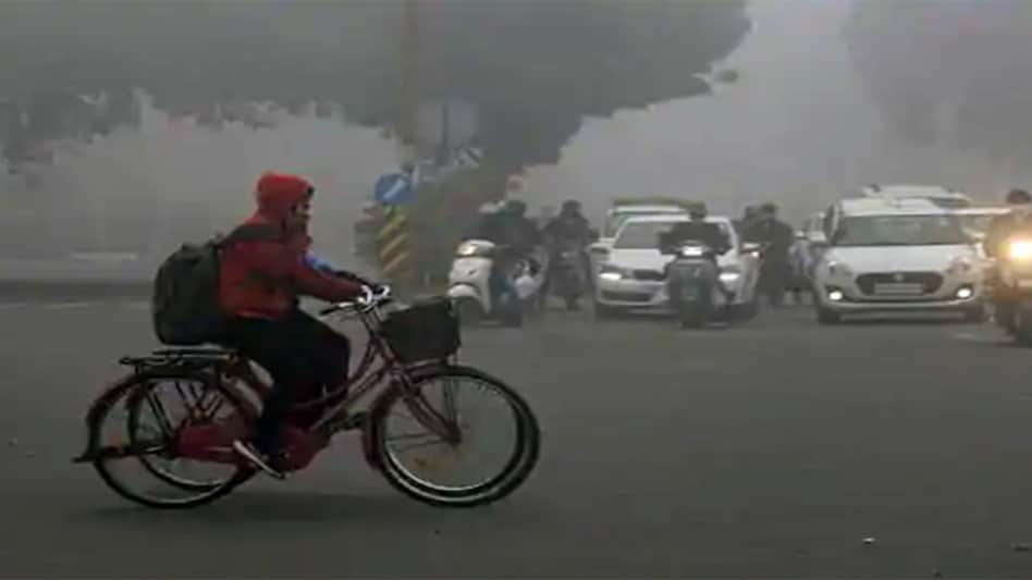 Dense fog covers Delhi, NCR region Dense fog covers Delhi, NCR region