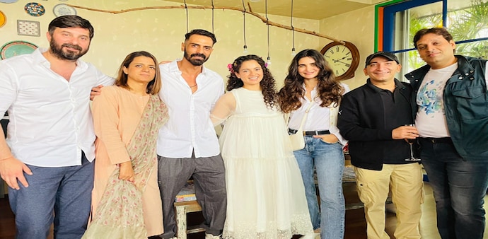 Kangana Ranaut hosted a special New Year brunch for the cast and crew of her upcoming project 'Dhaakad' Kangana Ranaut hosted a special New Year brunch for the cast and crew of her upcoming project 'Dhaakad'