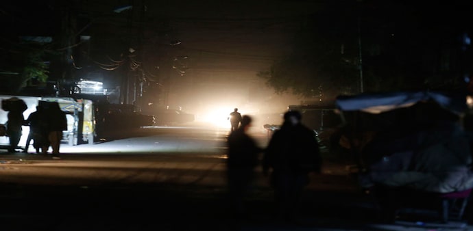 Pakistan blackout news: Pakistan Energy Minister Omar Ayub Khan said that technical teams were working to fully restore the power supply Pakistan blackout news: Pakistan Energy Minister Omar Ayub Khan said that technical teams were working to fully restore the power supply