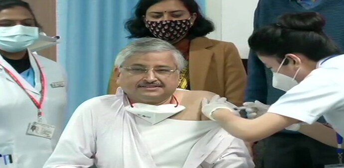 COVID-19 vaccination programme: AIIMS director Dr Randeep Guleria takes the coronavirus vaccine shot COVID-19 vaccination programme: AIIMS director Dr Randeep Guleria takes the coronavirus vaccine shot