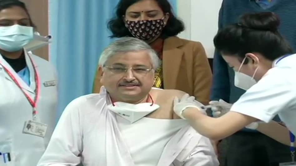 COVID-19 vaccination programme: AIIMS director Dr Randeep Guleria takes the coronavirus vaccine shot COVID-19 vaccination programme: AIIMS director Dr Randeep Guleria takes the coronavirus vaccine shot