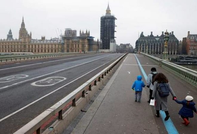 A family walks across deserted Westminster Bridge near the Houses of Parliament on New Year's Day amid the coronavirus disease (COVID-19) outbreak, in London, Britain January 1, 2021 (Photo: Reuters) A family walks across deserted Westminster Bridge near the Houses of Parliament on New Year's Day amid the coronavirus disease (COVID-19) outbreak, in London, Britain January 1, 2021 (Photo: Reuters)