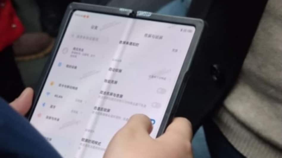 Xiaomi's MIUI 12 running foldable phone leaked in live photos Xiaomi's MIUI 12 running foldable phone leaked in live photos