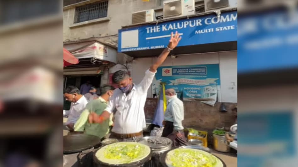 Flying dosas? Mumbai sellers dosa-making technique goes viral Flying dosas? Mumbai sellers dosa-making technique goes viral