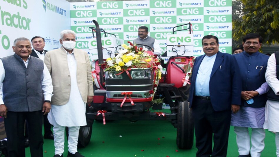 Union ministers Nitin Gadkari and Dharmendra Pradhan, along with othes unveiling India's first bio-CNG tractor Union ministers Nitin Gadkari and Dharmendra Pradhan, along with othes unveiling India's first bio-CNG tractor