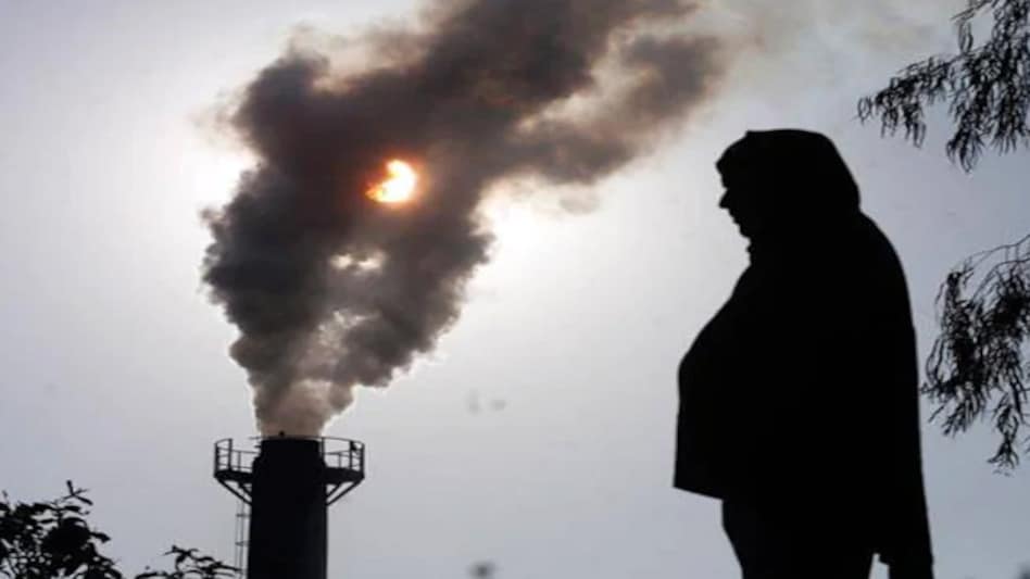 According to a Greenpeace Southeast Asia analysis of IQAir data, approximately 1,800 deaths per million were caused by PM2.5 air pollution in Delhi According to a Greenpeace Southeast Asia analysis of IQAir data, approximately 1,800 deaths per million were caused by PM2.5 air pollution in Delhi