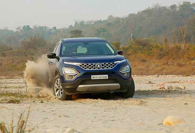 New Safari has a six speed manual and an automatic transmission. It goes head to head with five seater SUVs like the new Jeep Compass and Mahindra XUV5OO New Safari has a six speed manual and an automatic transmission. It goes head to head with five seater SUVs like the new Jeep Compass and Mahindra XUV5OO