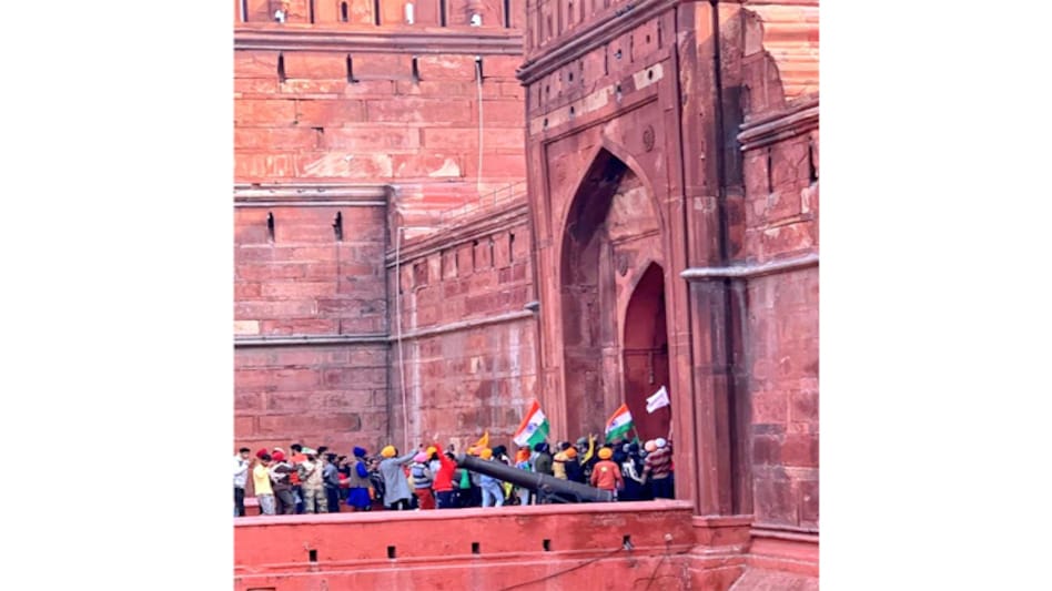 January 26 violence: Protesting farmers also entered the Red Fort and unfurled religious flags January 26 violence: Protesting farmers also entered the Red Fort and unfurled religious flags
