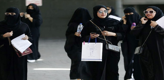 Applicants must be between the age of 21 and 40 to be eligible for the military. In addition to this, a woman must be at least 155 centimetres tall or above, to become part of the army Applicants must be between the age of 21 and 40 to be eligible for the military. In addition to this, a woman must be at least 155 centimetres tall or above, to become part of the army