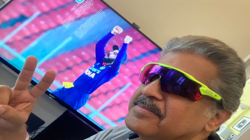 Along with the selfie were screenshots of tweets that told the entire story of the Along with the selfie were screenshots of tweets that told the entire story of the