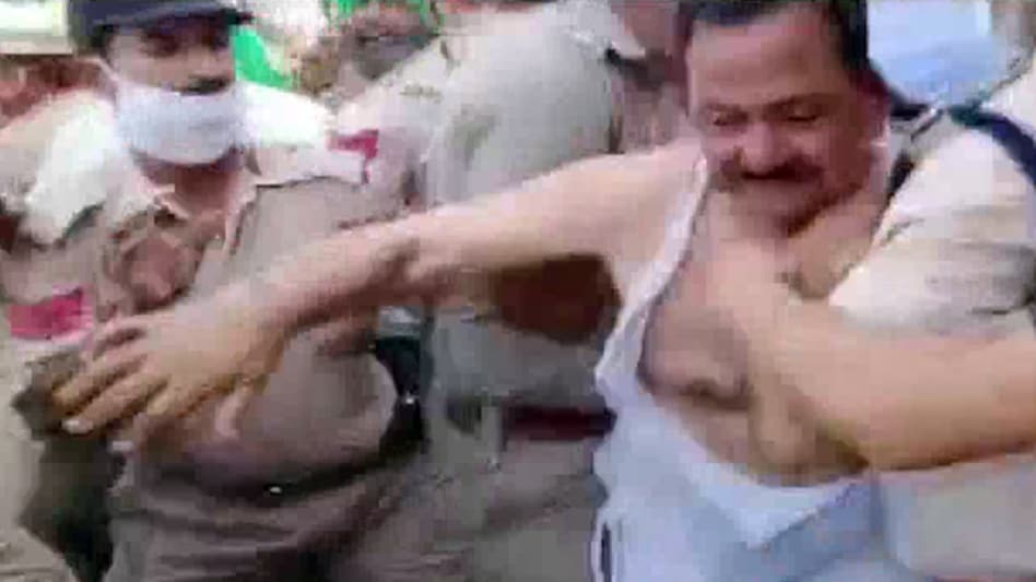 BJP MLA Arun Narang was surrounded by a group of protesting farmers and black ink was thrown at them BJP MLA Arun Narang was surrounded by a group of protesting farmers and black ink was thrown at them