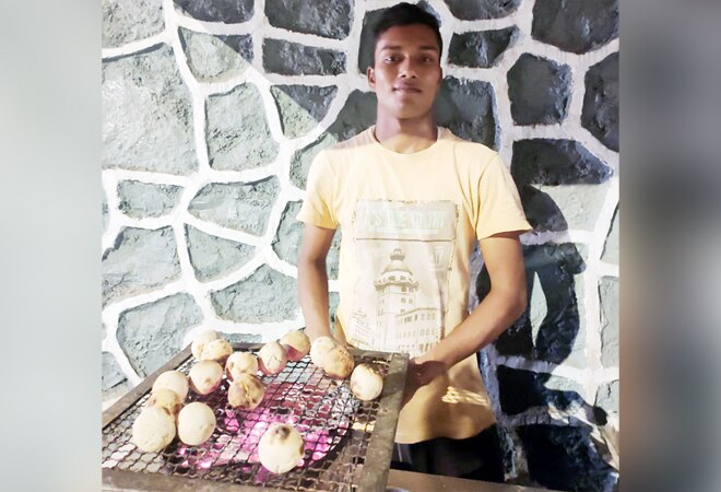 Man helps litti-chokha seller get onboard Zomato; Twitterati rushes for support